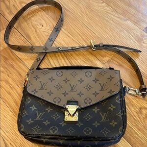 Louis Vuitton AUTHENTIC  Reversible Pochette Métis